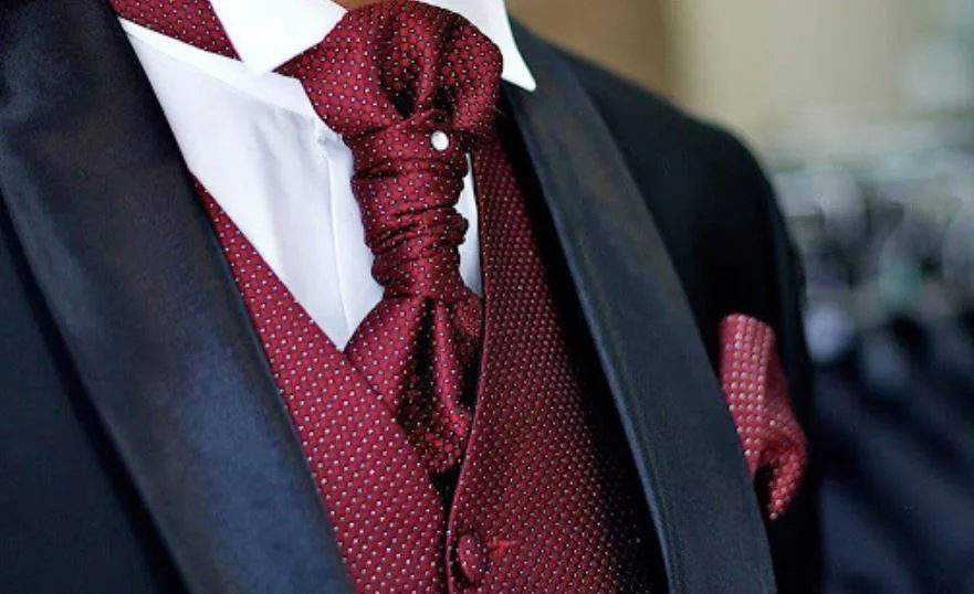 С чем носить красный галстук в вертикальную полоску мужчине